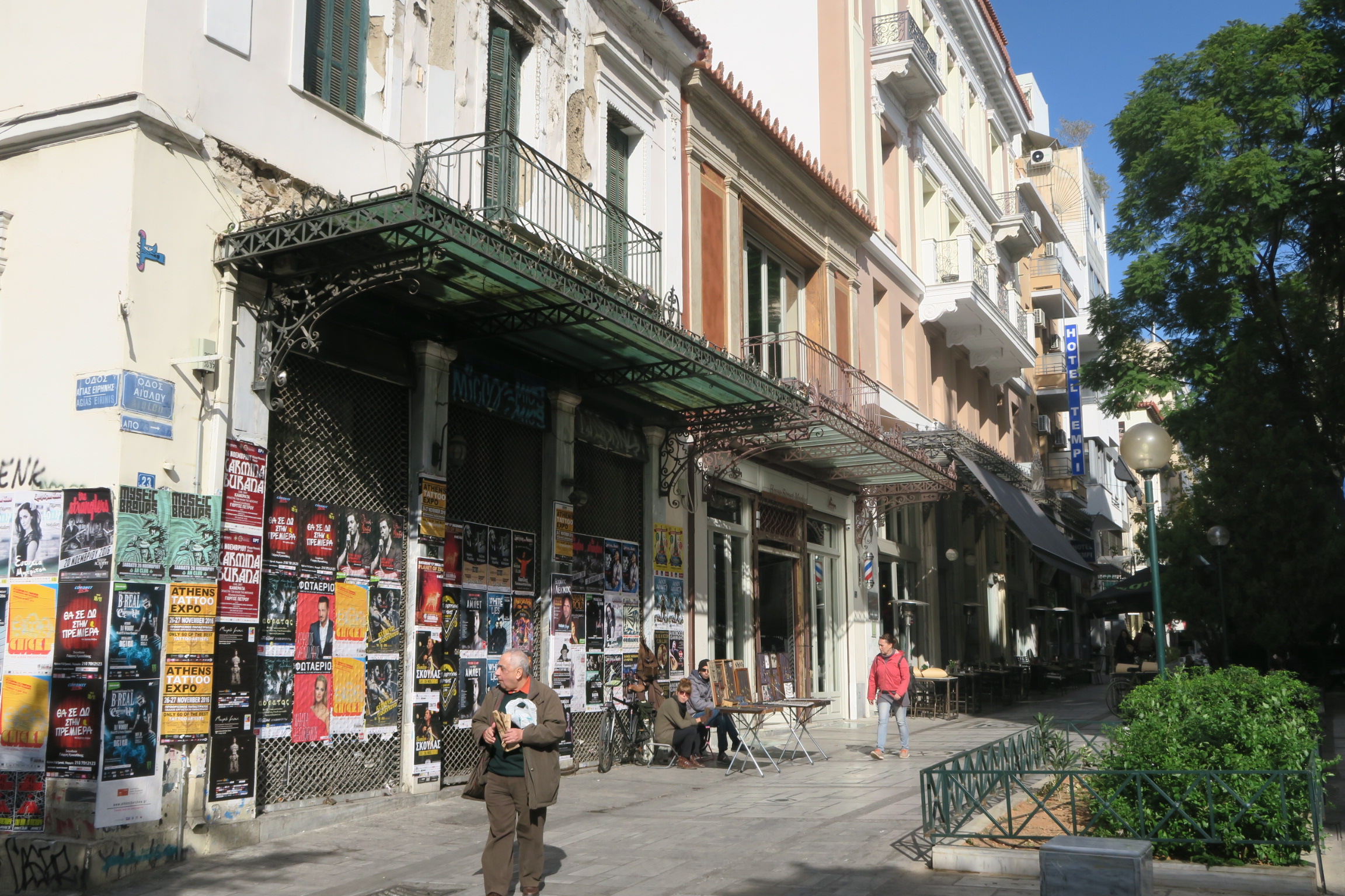 En af de mange mange skønne stemninger fra Athen. I denne gade ligger vores ynglings restaurant