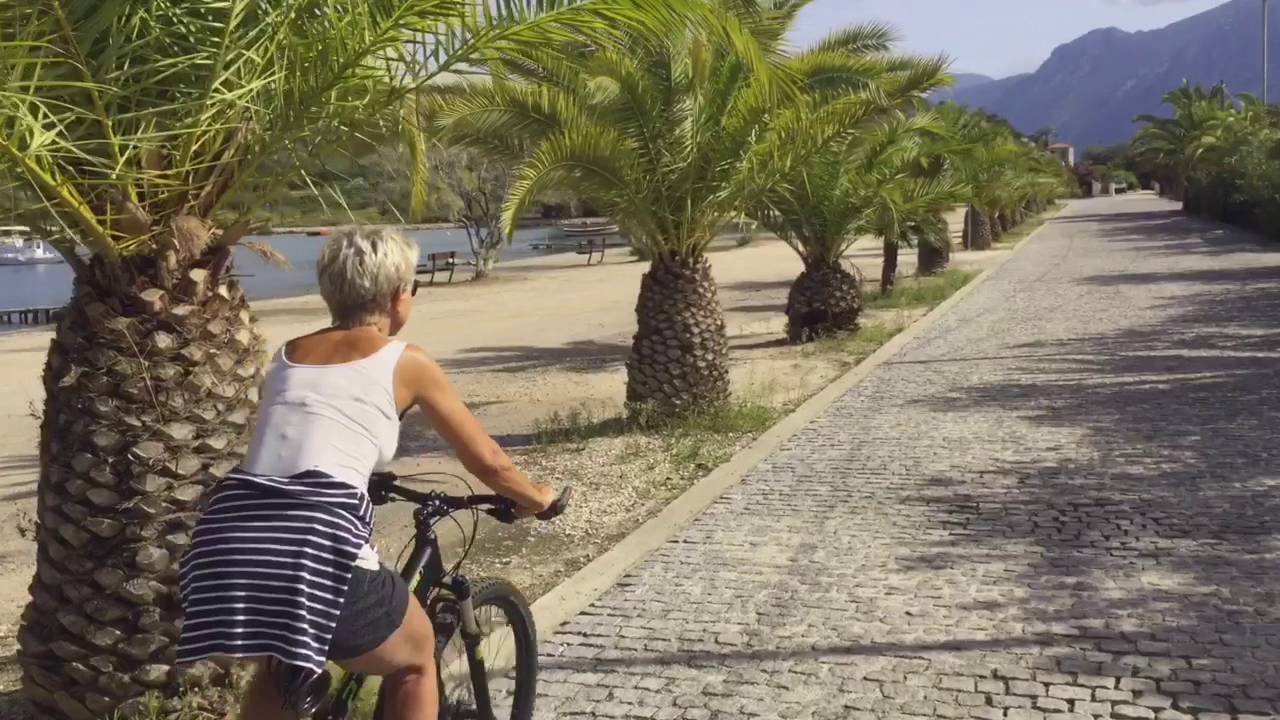 Regn i Epidavros og en cykeltur med appelsinsmag – en lille film