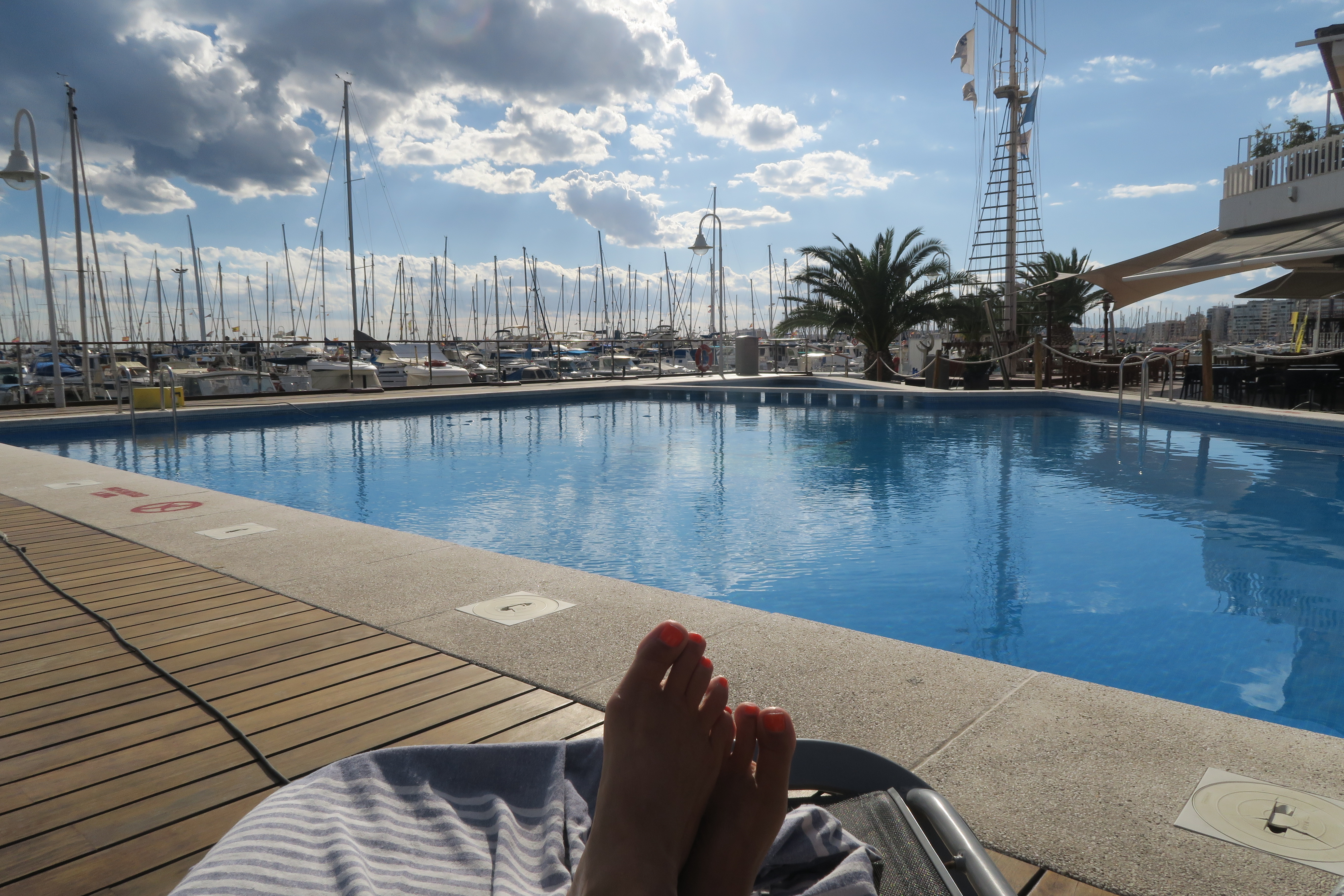 Afslapning ved poolen i Torrevieja