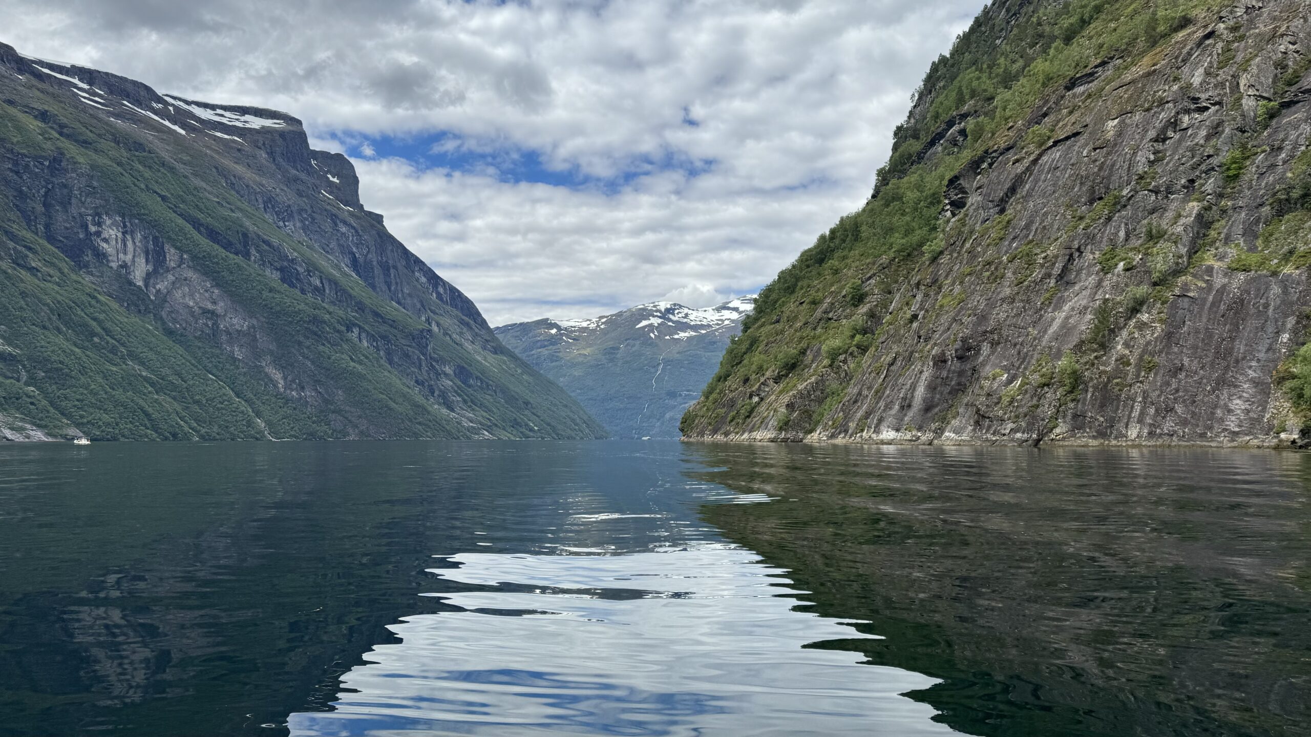 I egen jolle på Geirangerfjorden