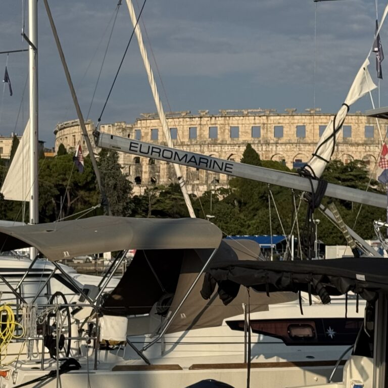 Mod Pula og Amfiteateret 