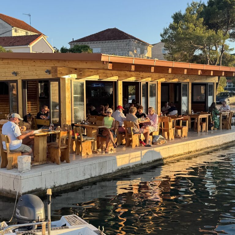 Korcula: Fra gynggang i Vela Luka til Uvala Javic på bøje