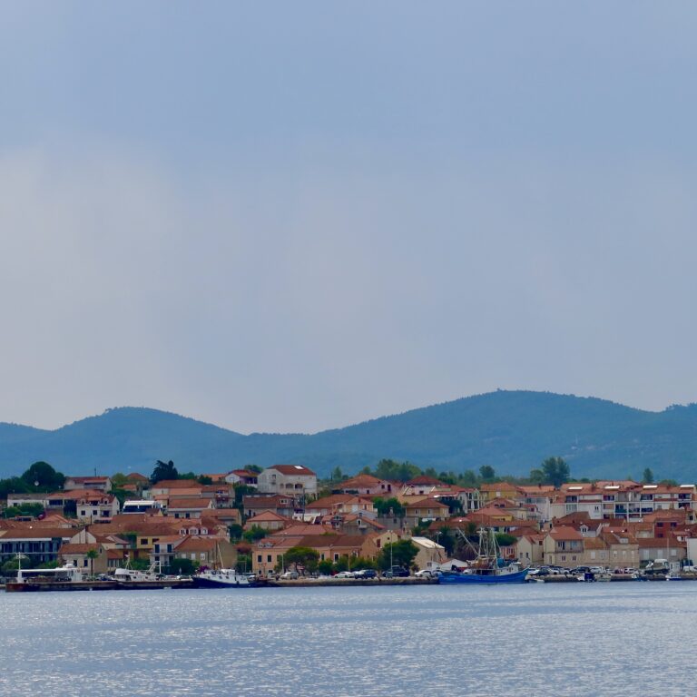 I havn på øen Kurcula i havnen Vela Luka med dårligt vejr i sigte