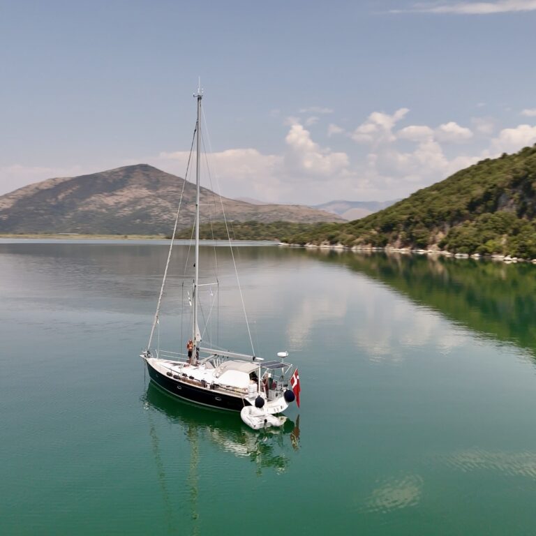 Videre sydpå langs fastlandet til bugten Ormiskos Valtou