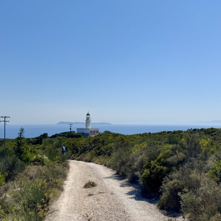 Varm cykeltur til fyret på Othonoi