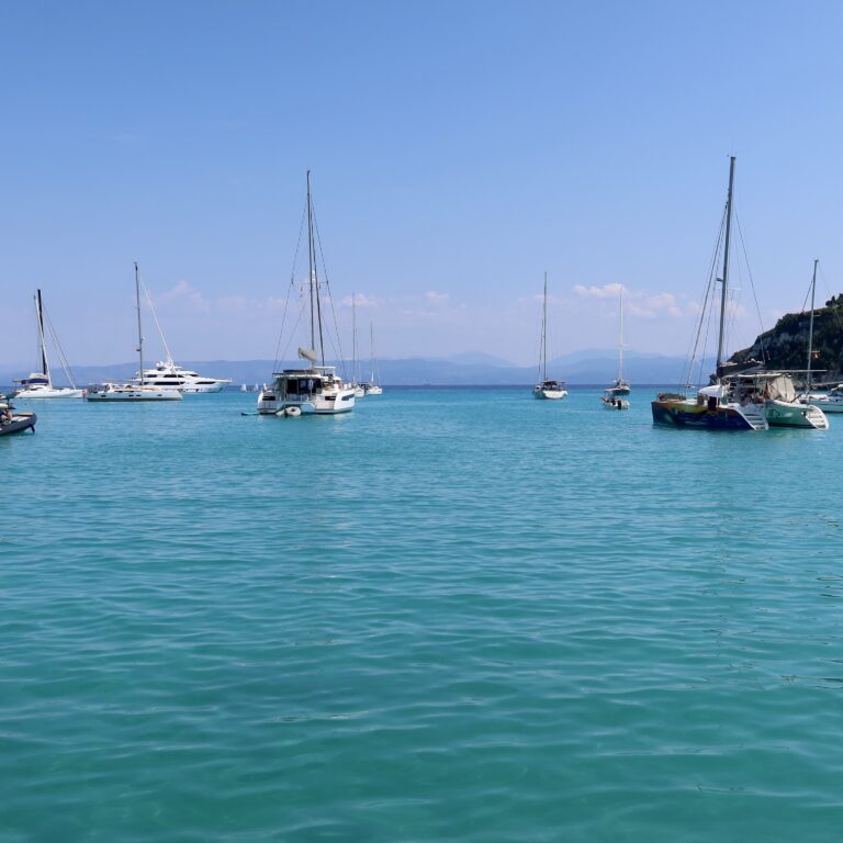 Med liner i land i Lakka bugten på Paxos