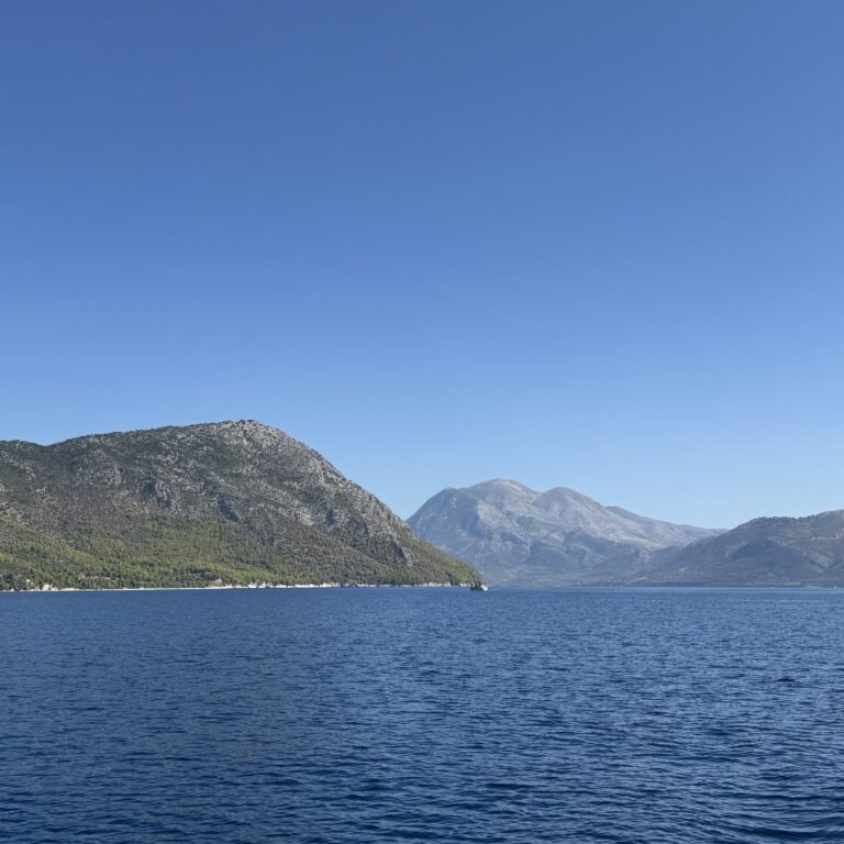 Fra Kastos til Ormos Rementinou ved Elia Beach på øst siden af Meganisi