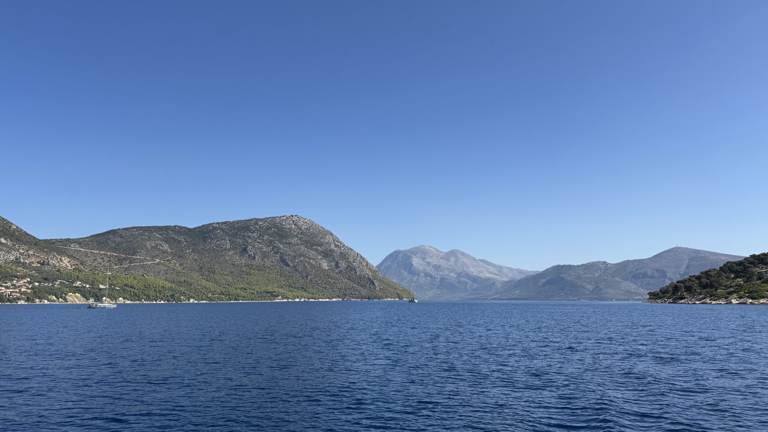 Fra Kastos til Ormos Rementinou ved Elia Beach på øst siden af Meganisi