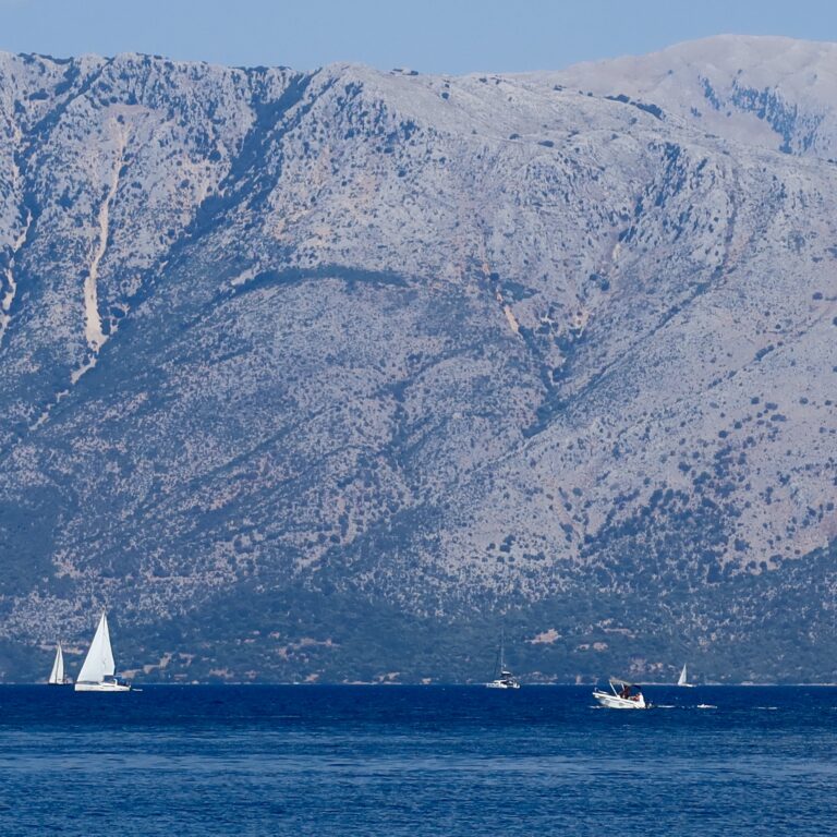 Fra Nidri på Lefkada til bugten Ormos Limni på Meganisi 