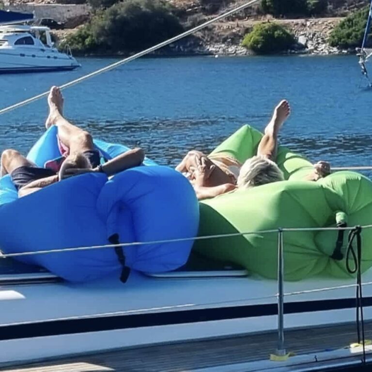 Videre til Meganisi med liner i land i bugten Atherinos