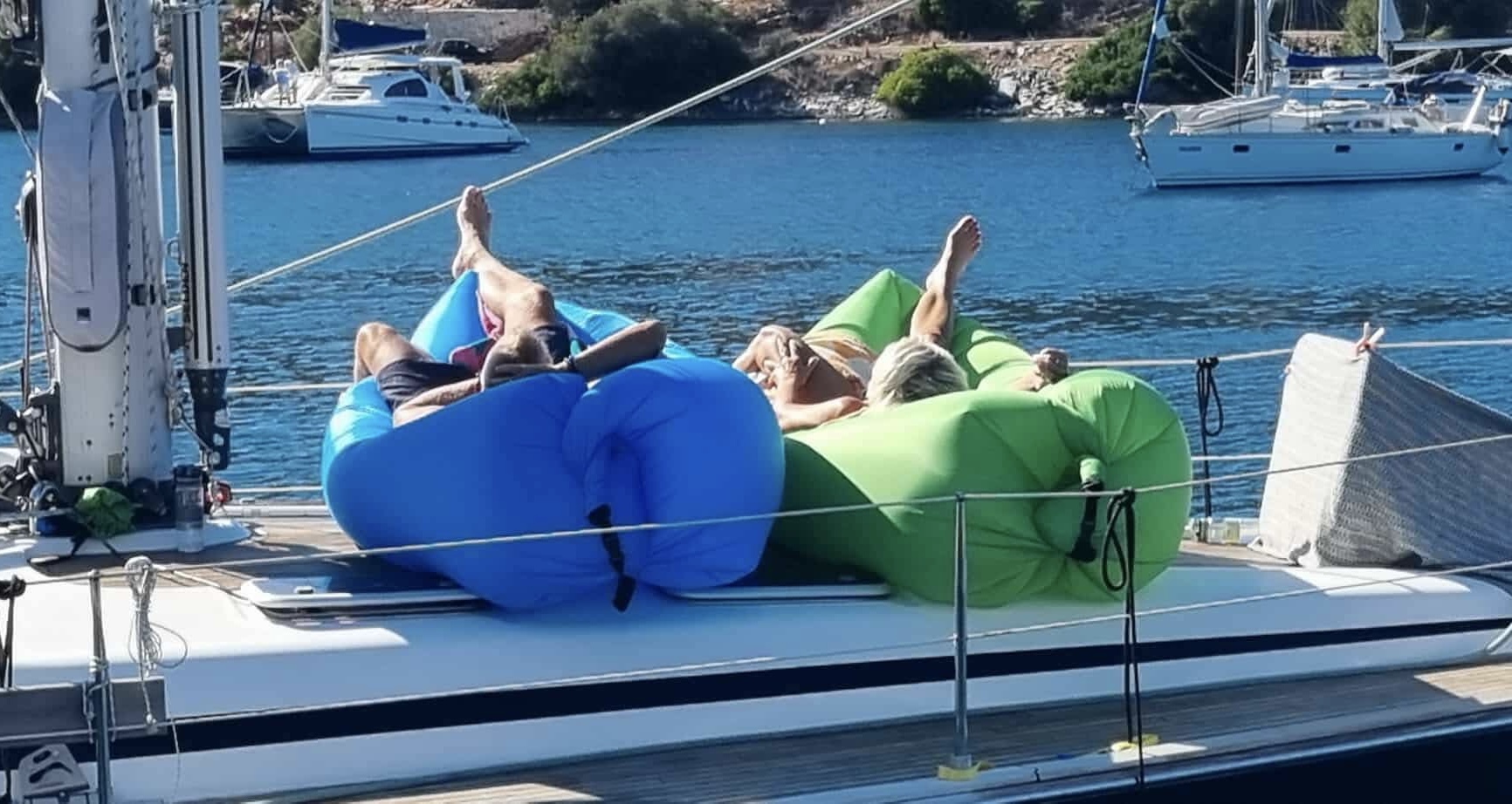 Videre til Meganisi med liner i land i bugten Atherinos