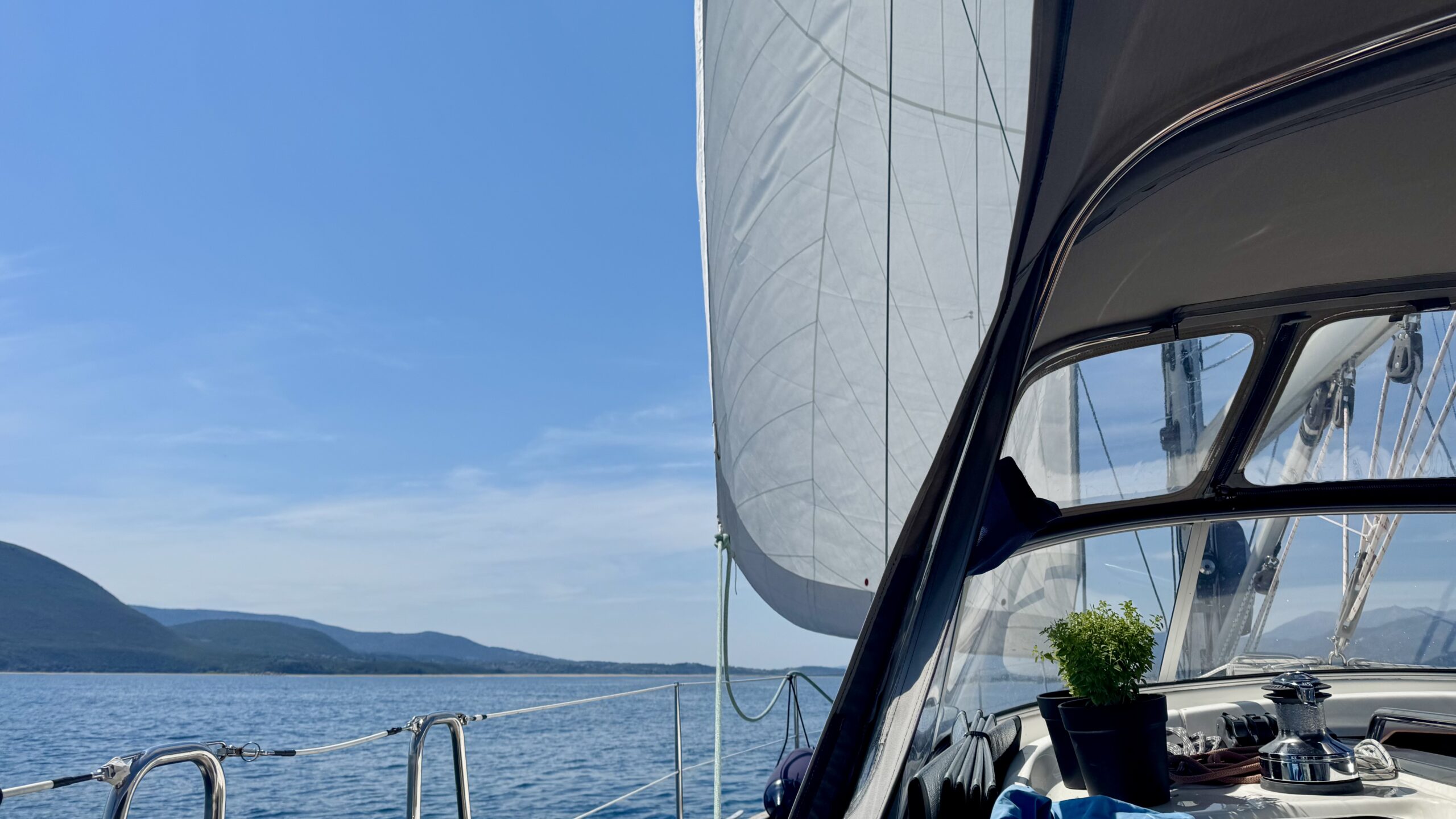 Videre fra Vonitsa gennem Lefkada-broen mod Meganisi og Abelaki Bay