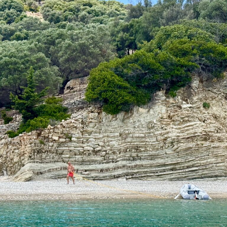 Med liner i land ved stranden på Kastos