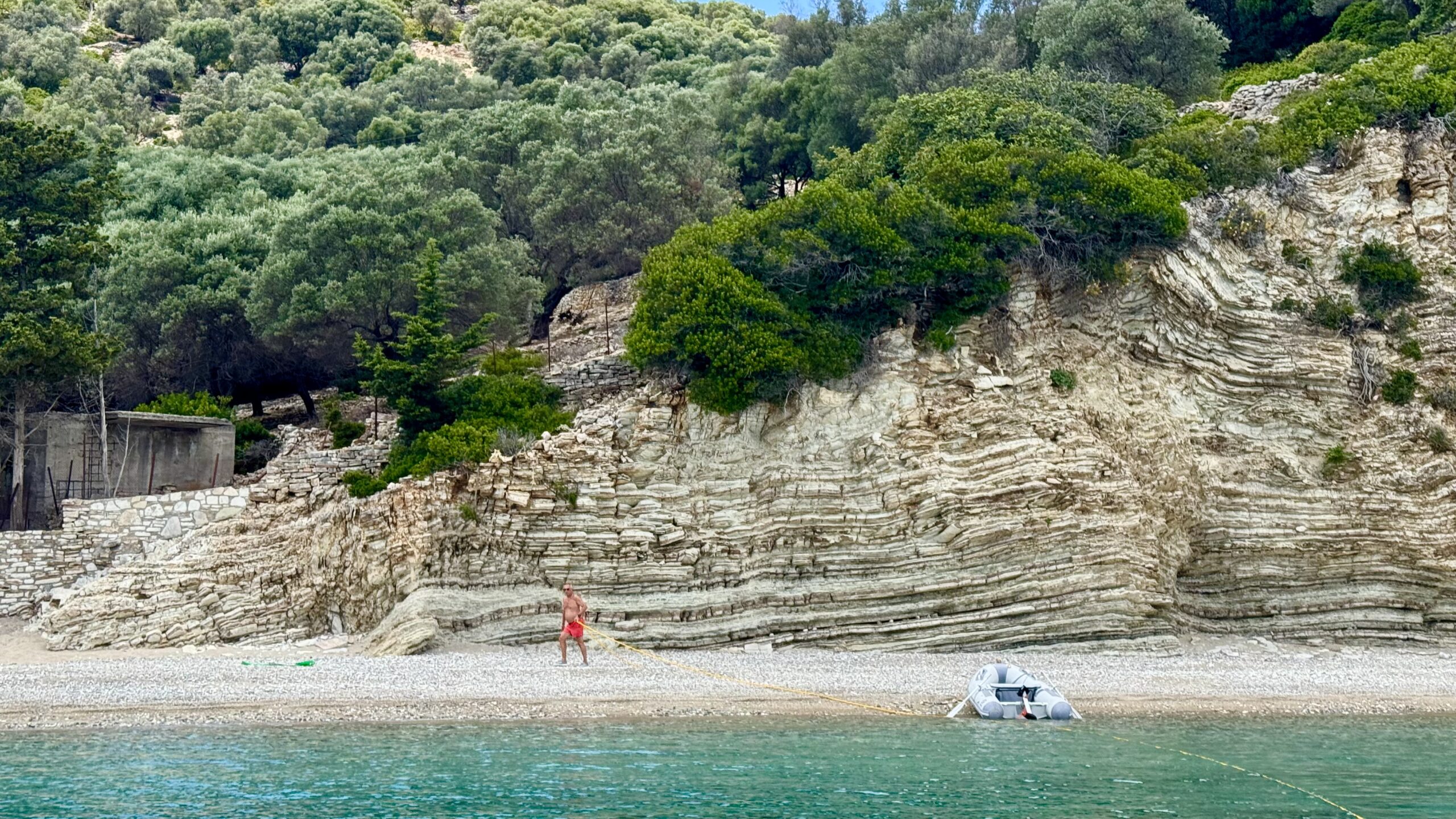 Med liner i land ved stranden på Kastos