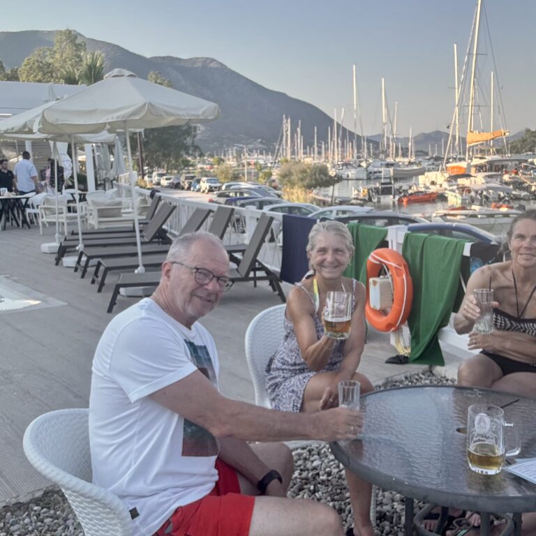 Team Topfart påmønsterer i Nidri