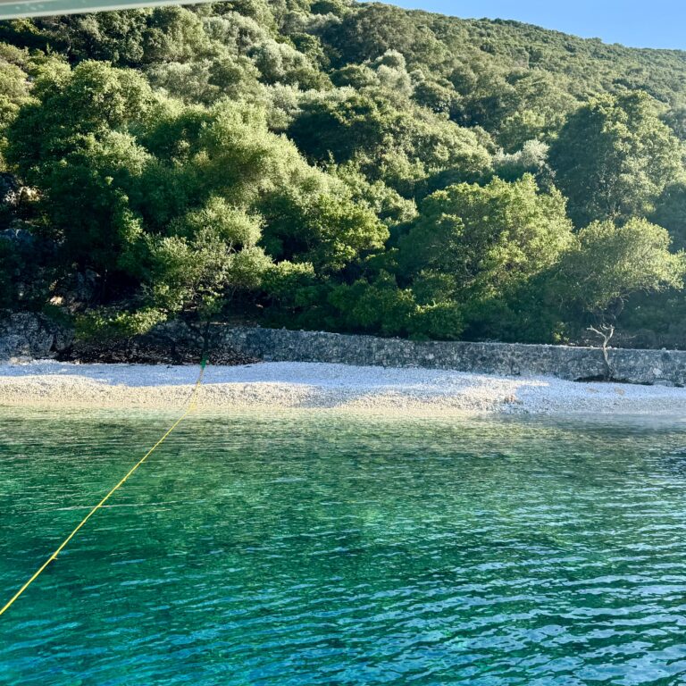 For anker med liner i “One yacht only Bay”