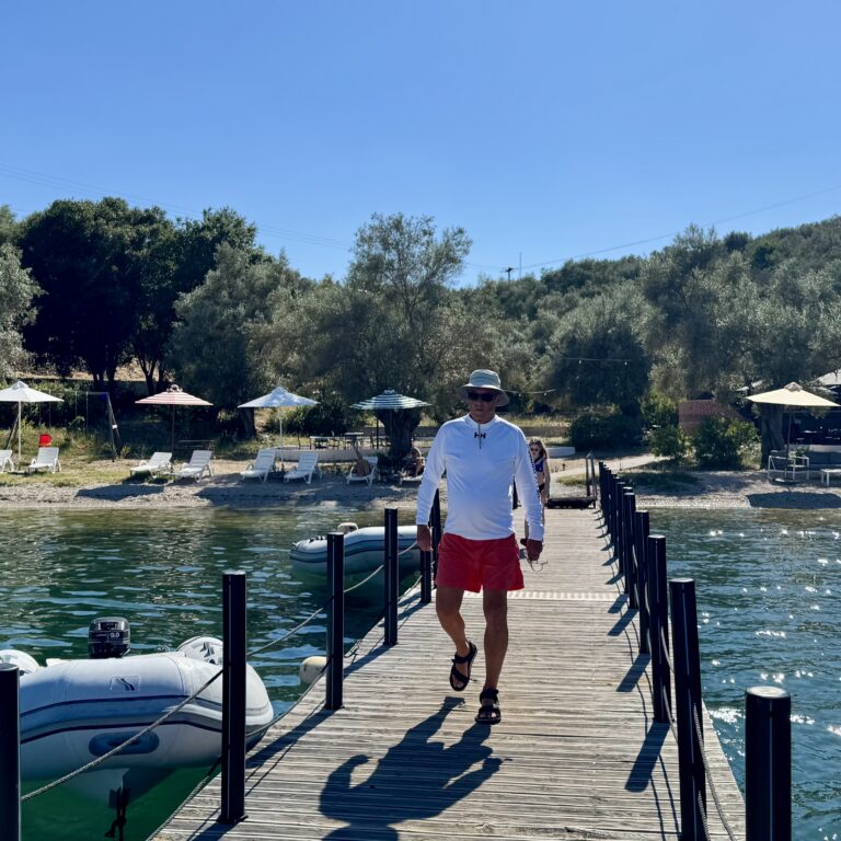 For svaj med liner i land i bunden af Abelaki Bay