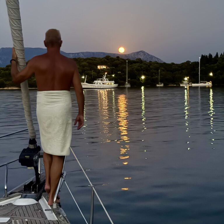 En varm dag i Atheni Bay på Meganisi