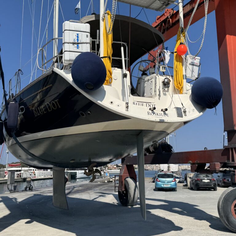 Blue Dot på land i Preveza Ionian Marina